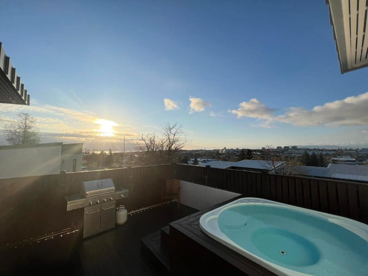 Iceland Sjf Villa, Hot Tub & Outdoor Sauna Amazing Mountains And City View Over Reykjavik Exterior photo