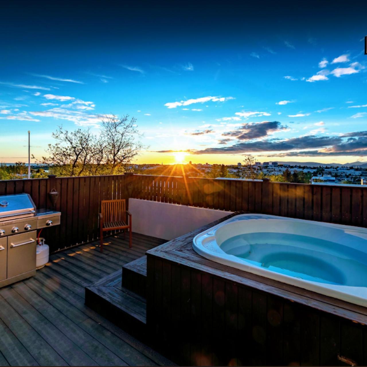 Iceland Sjf Villa, Hot Tub & Outdoor Sauna Amazing Mountains And City View Over Reykjavik Exterior photo